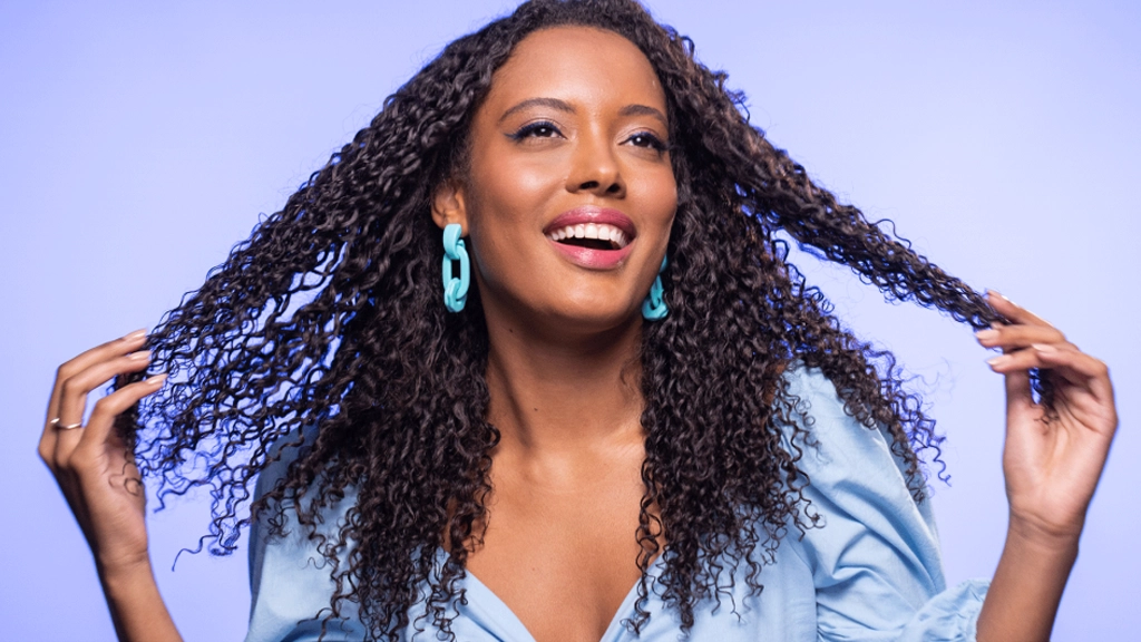 4 motivos para fazer pré-poo em cabelos cacheados