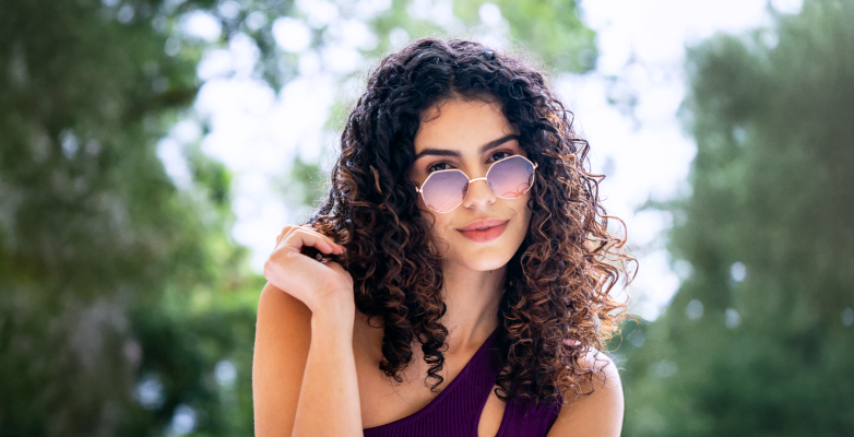 Como cuidar do cabelo cacheado no verão: guia prático para você!