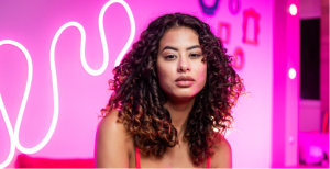 Como fazer umectação no cabelo cacheado: passo a passo para nutrir e recuperar o brilho