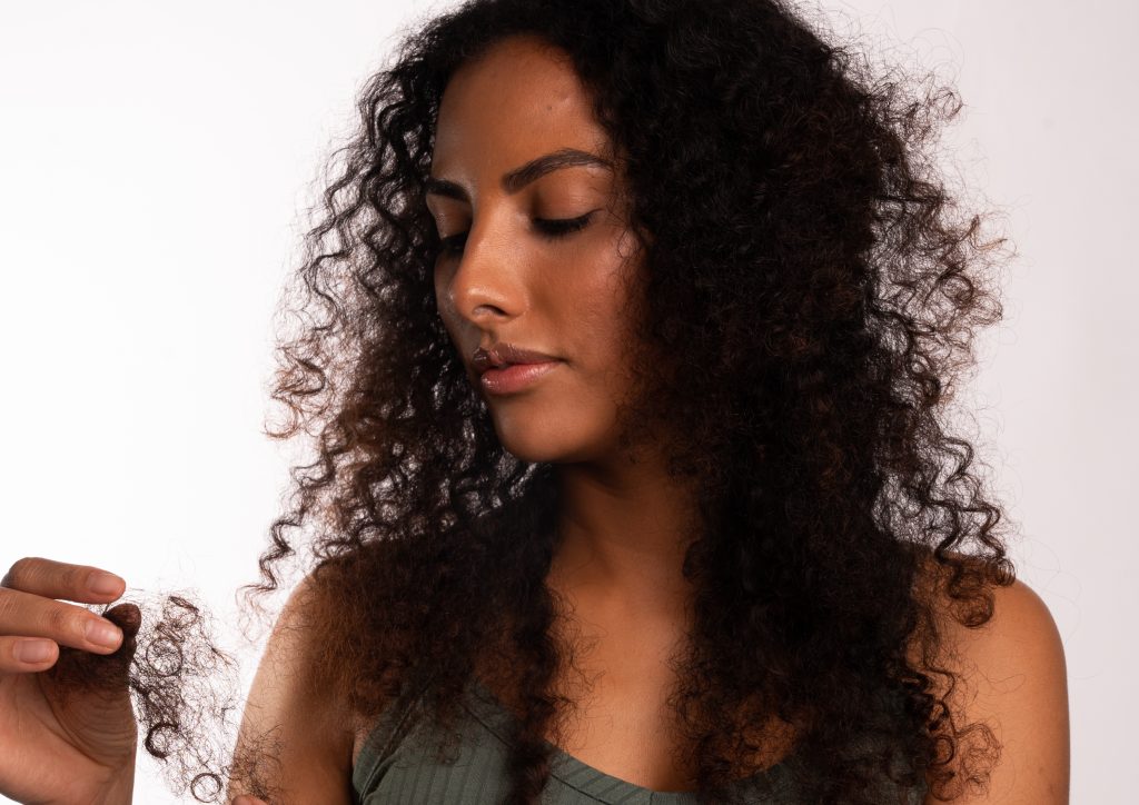 O cabelo cai mais no inverno? Descubra como cuidar!