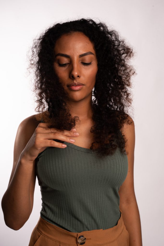 Frizz no cabelo: causas e como cuidar