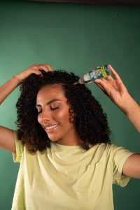 Queda de cabelo no verão: o que fazer e como a linha Alecrim ajuda