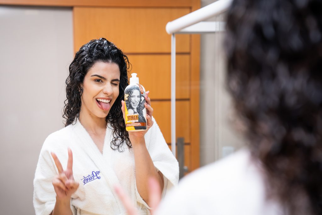 Cuidados com os cabelos no outono: como evitar frizz e ressecamento nos fios