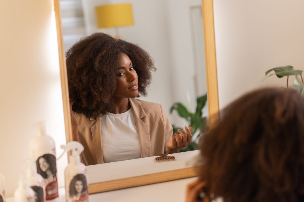 Como cuidar do cabelo no frio e manter hidratação, brilho e definição