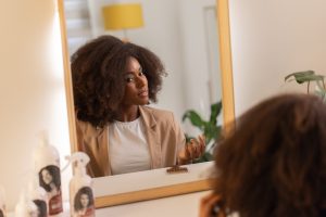 Como cuidar do cabelo no frio e manter hidratação, brilho e definição